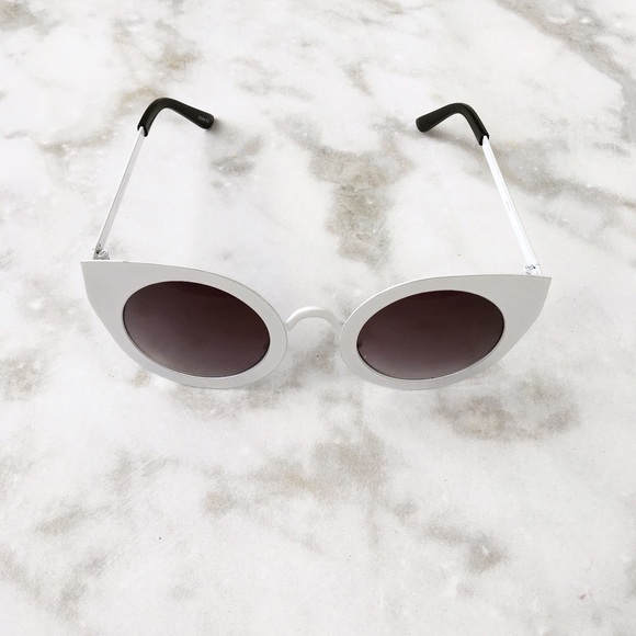 ▫️SOLD OUT▫️WHITE THICK FRAME CAT EYE SUNGLASSES - Picture 3 of 3