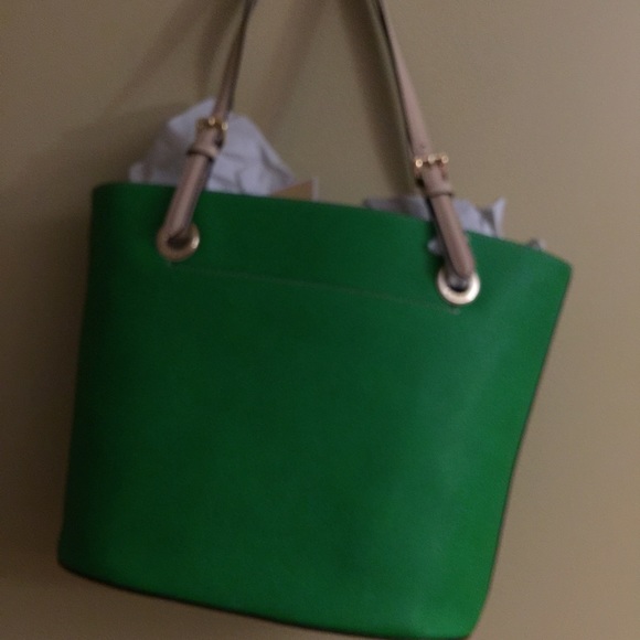 SOLD!! Micheal Kors Leather Jet Set Tote - Picture 2 of 4