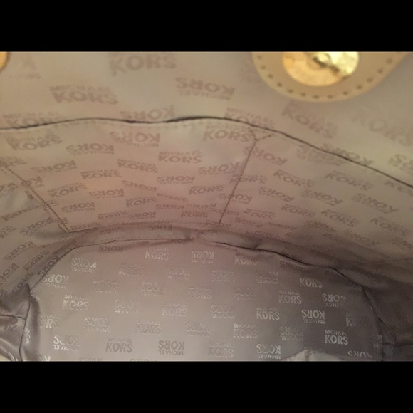 SOLD!! Micheal Kors Leather Jet Set Tote - Picture 3 of 4