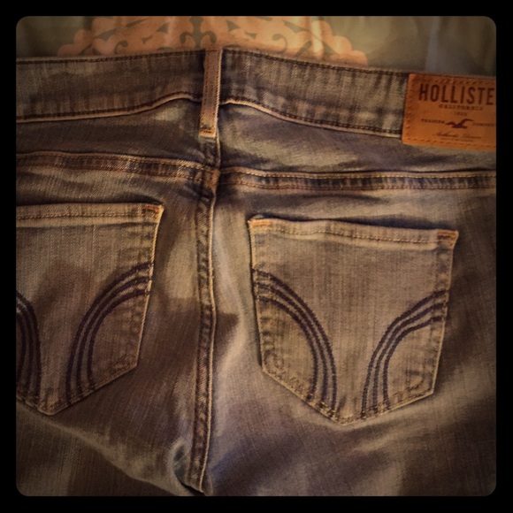 Hollister jeans light blue worn a few times. Cute