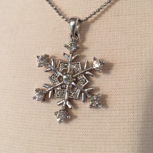 3/$25 🌟 Rhinestone Snowflake Necklace - Picture 2 of 3