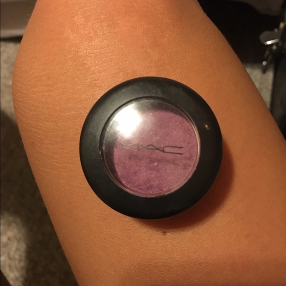 Mac eyeshadow in "plum dressing"