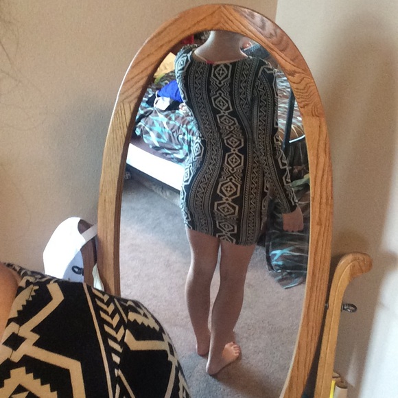 Long Sleeved Aztec Print Dress - Picture 4 of 4