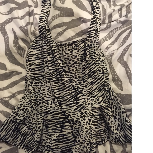 Cute black & white print peplum like tank top-NWOT