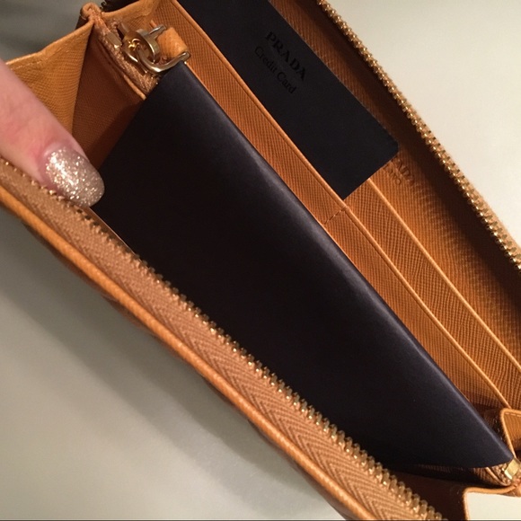 Authentic new Prada zipper wallet - Picture 2 of 4