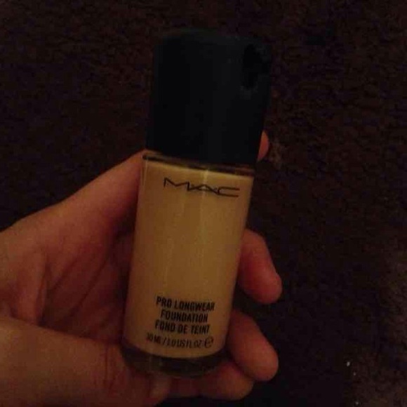 Mac foundation - Picture 1 of 2