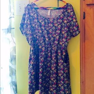 Sweet cottony calico floral mini dress w/ pockets