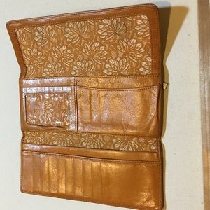 Hobo wallet w/ magnetic closure & floral interior