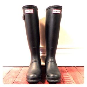 Size 6.5 black matte Hunter boots
