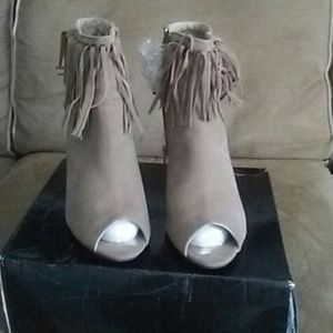 Like new Adriana peep toe fringe boots sz 8