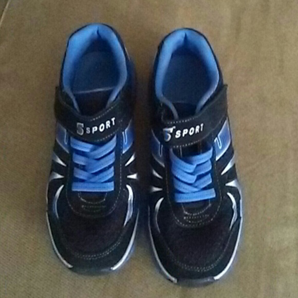 Boys sz 6 sport sneakers