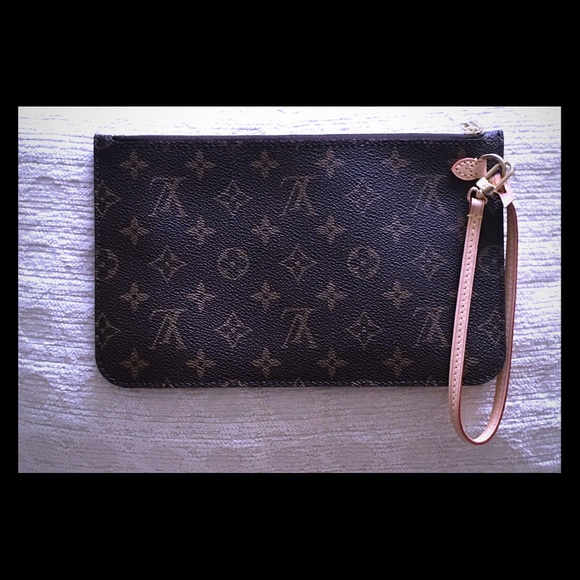 Authentic Louis Vuitton clutch / wristlet