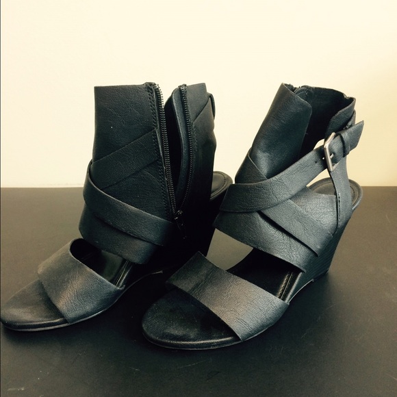 Black wedges