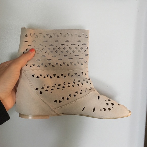 Ecote light beige peep toe flat sandals size 7