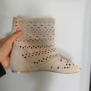 Ecote light beige peep toe flat sandals size 7