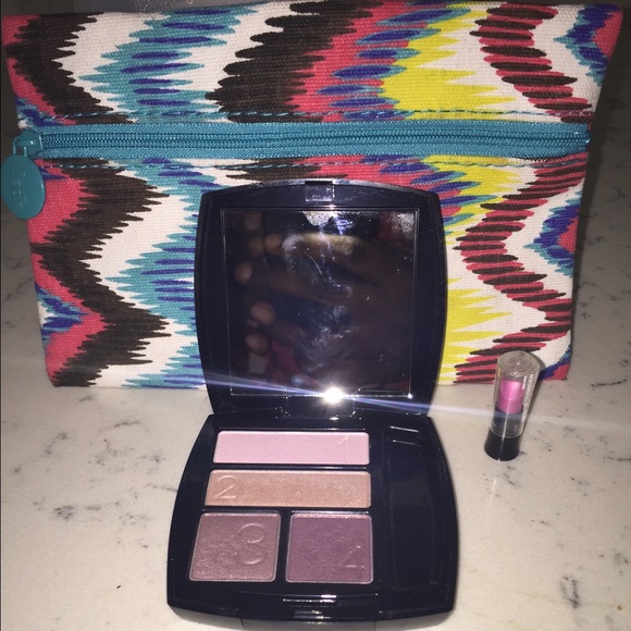 Eyeshadow quad kit! With free Matte lipstick