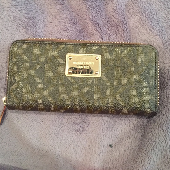 Authentic Michael Kors jet set zip around wallet