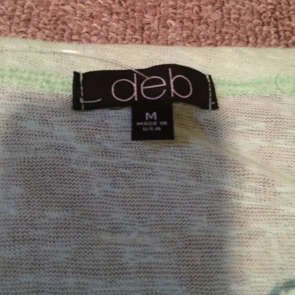 Mint green v neck! - Picture 4 of 4