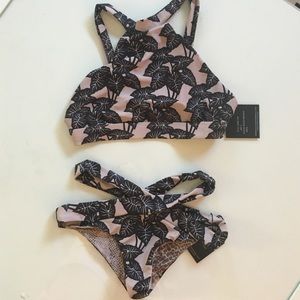BNWT Acacia Set S