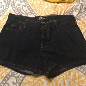 Jean shorts super cute!