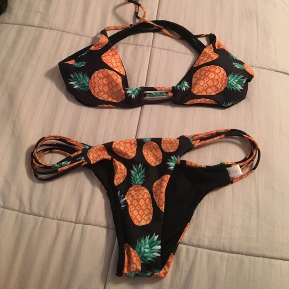 Black pineapple bikini