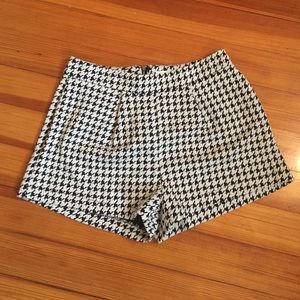 Trendy Houndstooth Short