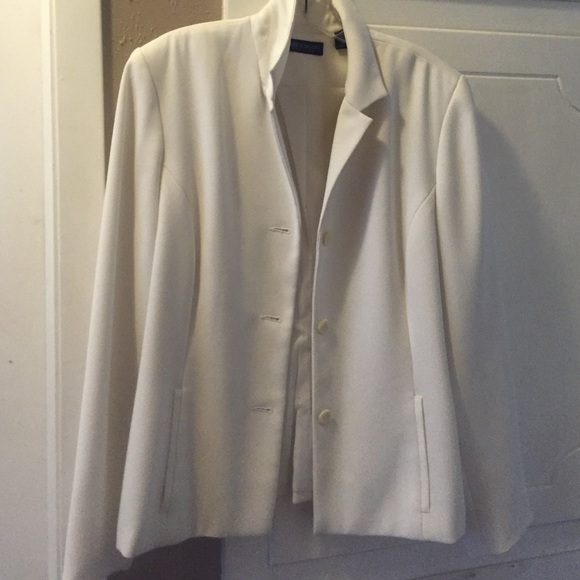 Stunning white Karen Scott blazer