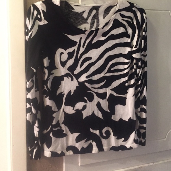 Chic black and white long sleeve top