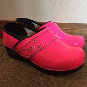 Hot pink (neon) sanita clog size 36