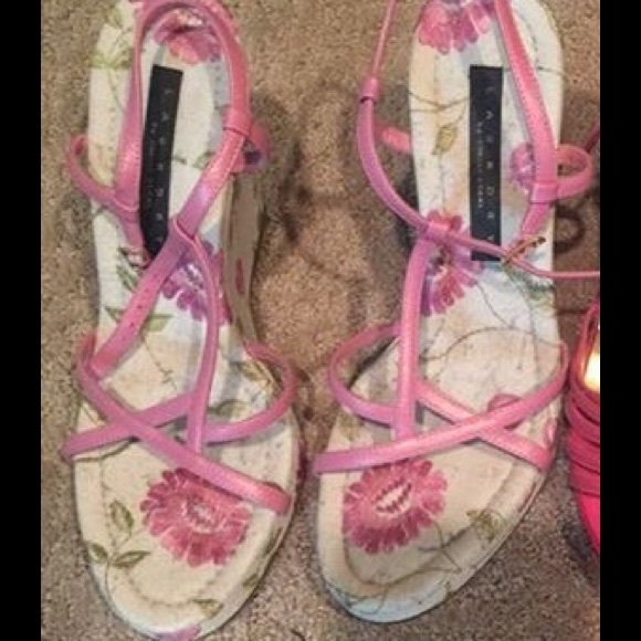 Embroidered wedges. Laundry by Shelli Segal - Picture 1 of 2