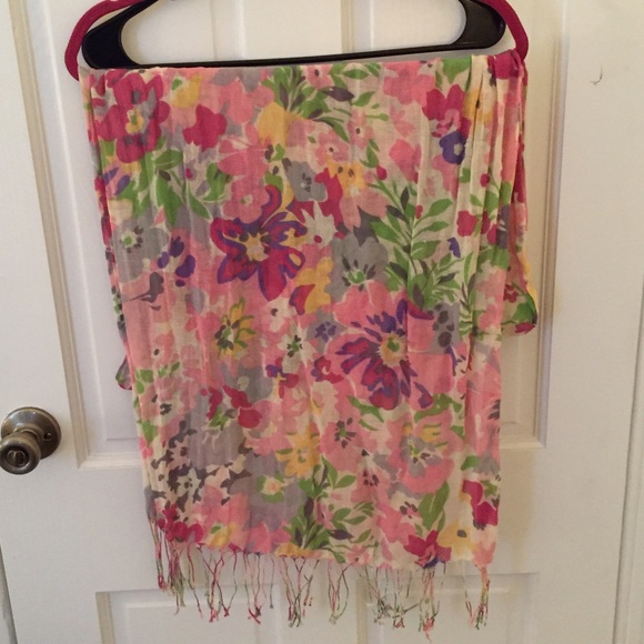 Floral Light Weight Scarf With Fringe Detail