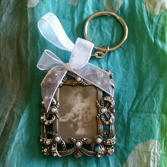 Vintage Look Frame Keychain - Picture 1 of 3