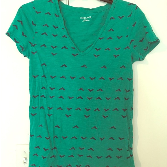 🎁free with bundle!  V-neck T with hearts