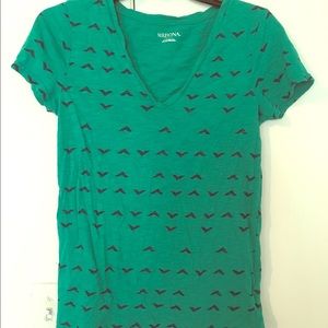 🎁free with bundle!  V-neck T with hearts