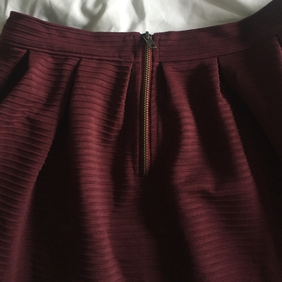 Maroon Pleated High Waisted Skirt - Picture 3 of 4