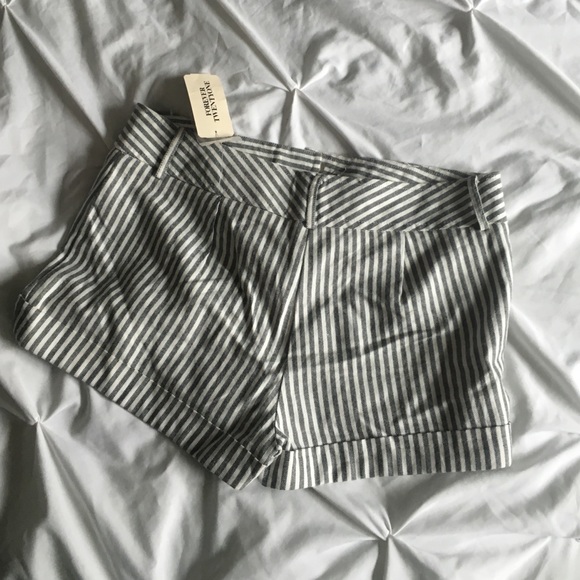 High Waisted white and grey striped shorts - Picture 4 of 4