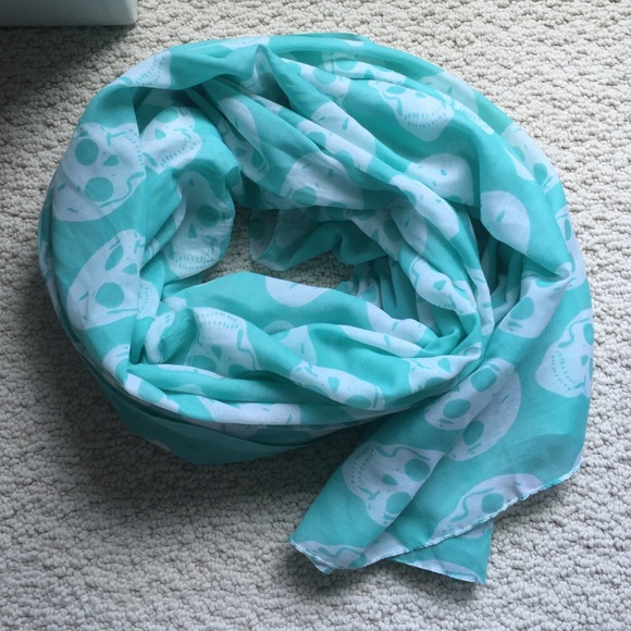 Turquoise skull pattern scarf