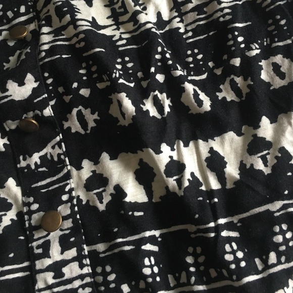 Black and white crop top - Picture 4 of 4