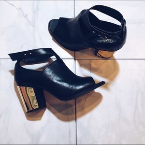 💥HP💥 Seychelles Heeled Booties with Gold Accent