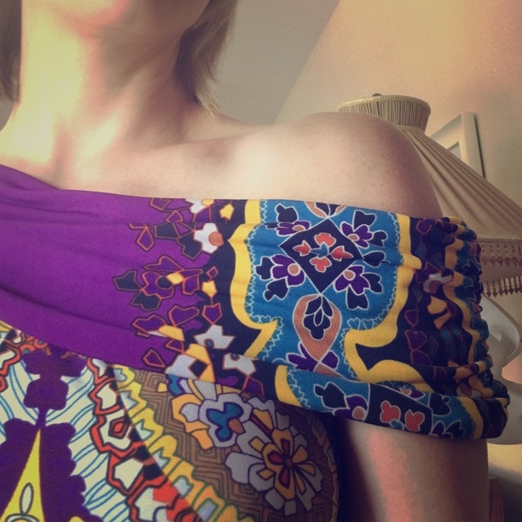 One shoulder top with Mandela-style design