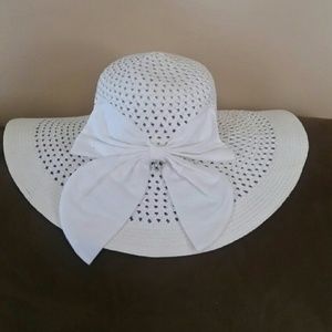 White floppy hat w/ bow