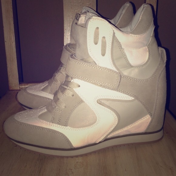 Report Wedge Sneaker