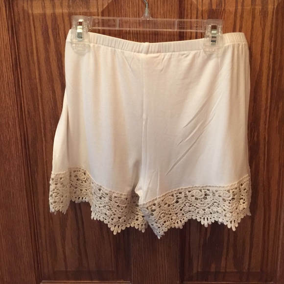 Lace bottom shorts - Picture 2 of 3