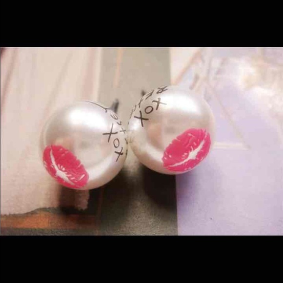 Sold out!  Betsey Johnson Signature XO Pearl Studs - Picture 2 of 4