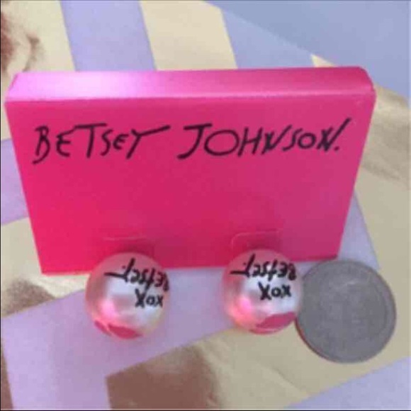 Sold out!  Betsey Johnson Signature XO Pearl Studs - Picture 3 of 4