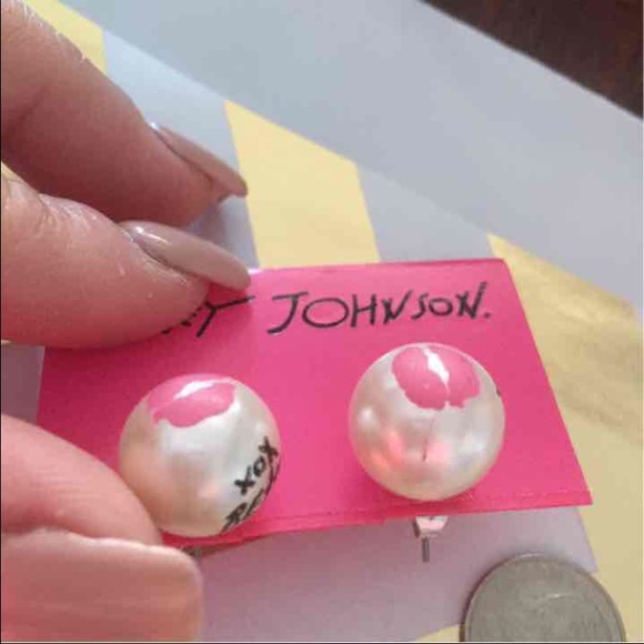 Sold out!  Betsey Johnson Signature XO Pearl Studs - Picture 4 of 4