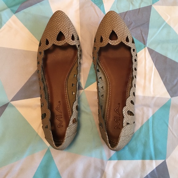 Tan lace cut flats