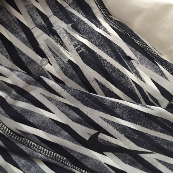 Nike training Capri in size small, black and grey - Picture 2 of 4