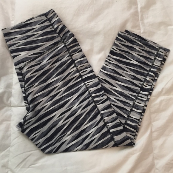 Nike training Capri in size small, black and grey - Picture 3 of 4