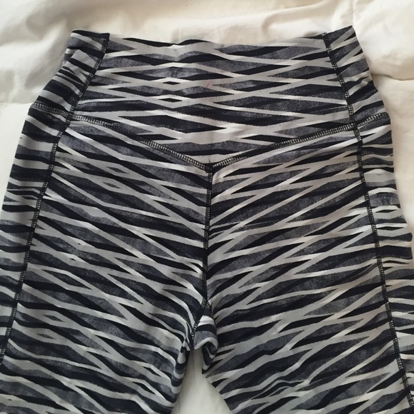 Nike training Capri in size small, black and grey - Picture 4 of 4